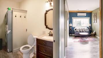 Een bad, een haardroger, handdoeken