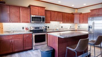 Een koelkast, een microgolfoven, een oven, een vaatwasser