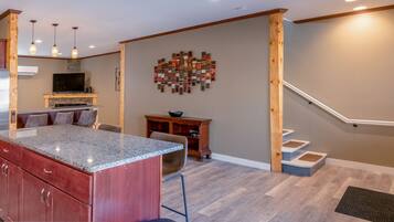 Een koelkast, een microgolfoven, een oven, een vaatwasser