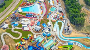 Een binnenzwembad en een verwarmd zwembad