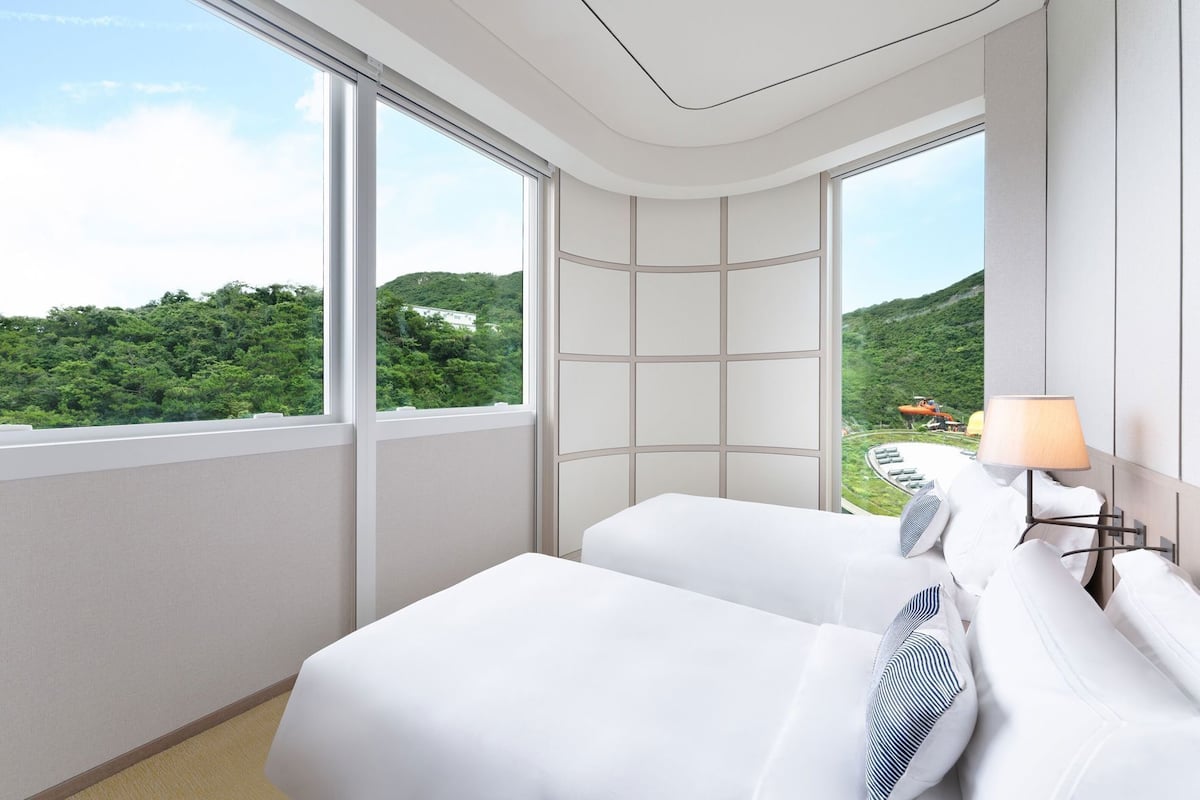 Minibar y caja de seguridad en la habitación