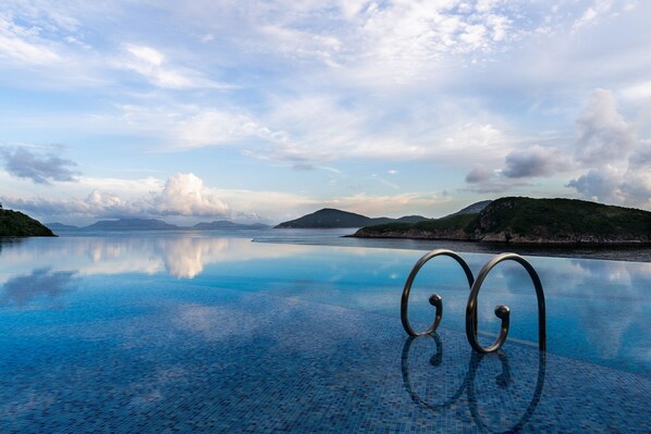 Piscine extérieure (ouverte en saison), parasols de plage