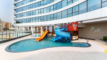 Piscina externa sazonal, funciona das 8h às 19h, guarda-sóis