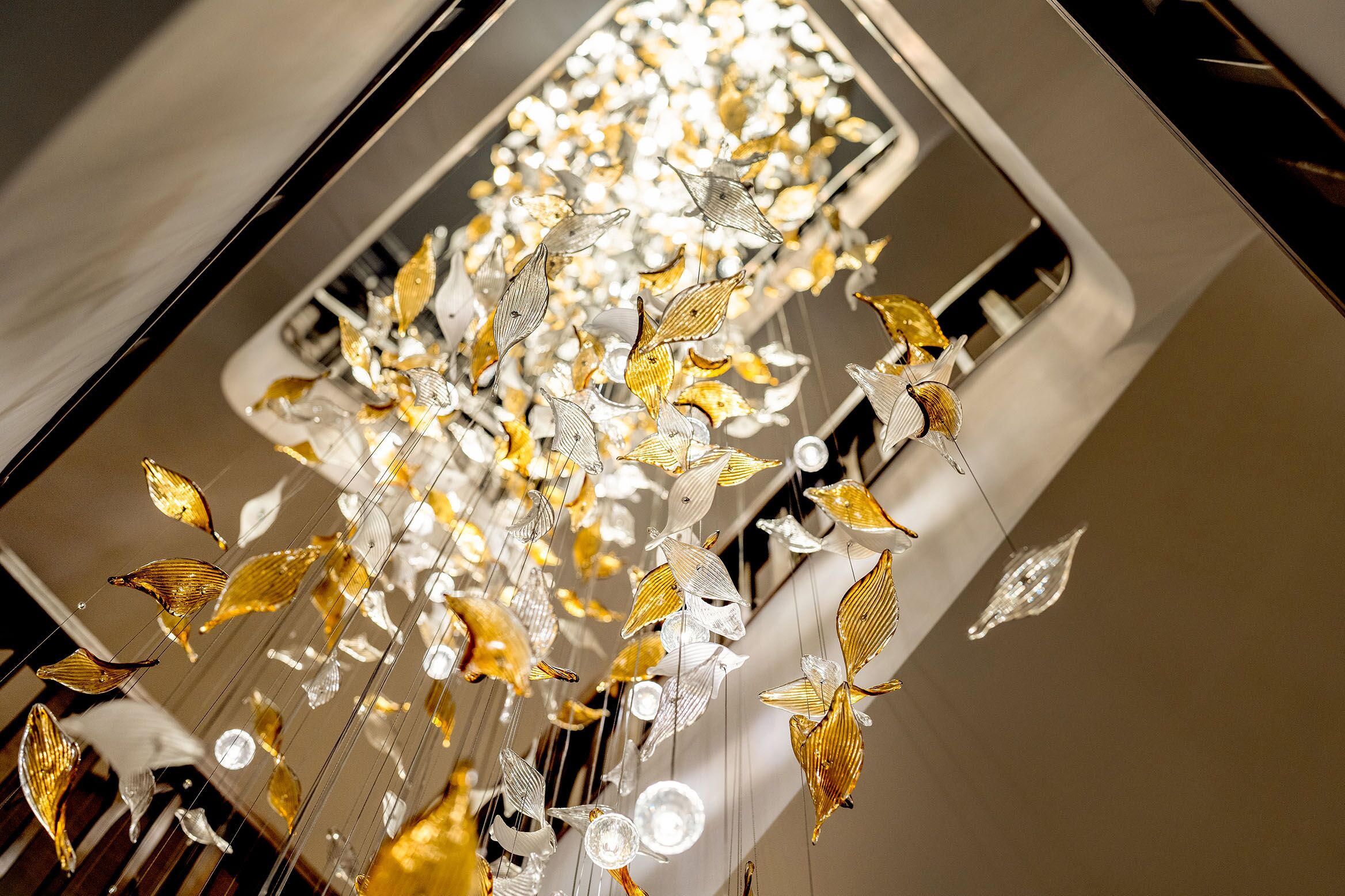 Un plafond orné d’éléments décoratifs, notamment de feuilles d’or et d’argent, ainsi que de cristaux.