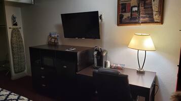 1 Schlafzimmer, Schreibtisch, BĂŒgeleisen/BĂŒgelbrett, WLAN