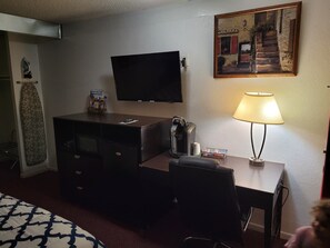 1 slaapkamer, een bureau, een strijkplank/strijkijzer, wifi