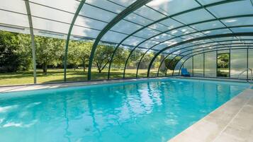 Een buitenzwembad en een verwarmd zwembad