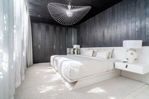 Vila, 3 quartos, piscina particular | Cofres nos quartos, escrivaninha, espaço de trabalho para notebook