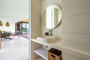 Separate bathtub and shower, rainfall showerhead, hair dryer, towels - Green Flow Villa 21 (Ubud)