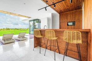 Geladeira grande, micro-ondas, cooktop, cafeteira/chaleira