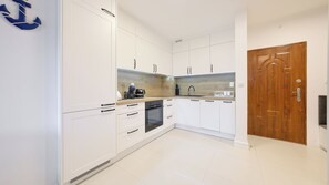 Apartment (3) | Private kitchen | Fridge, stovetop, electric kettle, cookware/dishes/utensils - Apartamenty Sun & Snow Willa Park (Dziwnów)