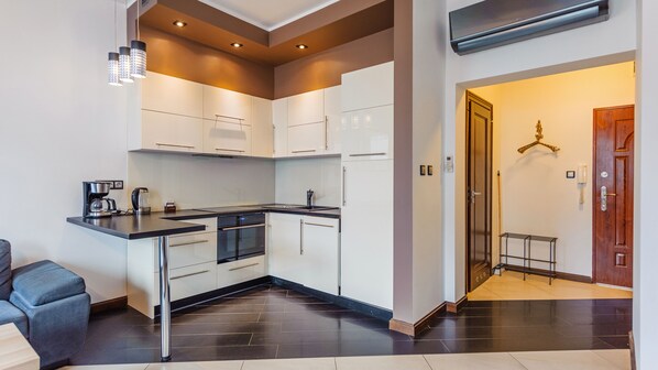 Apartment (33) | Private kitchenette | Fridge, stovetop, electric kettle, cookware/dishes/utensils - Apartamenty Sun & Snow Willa Park (Dziwnów)