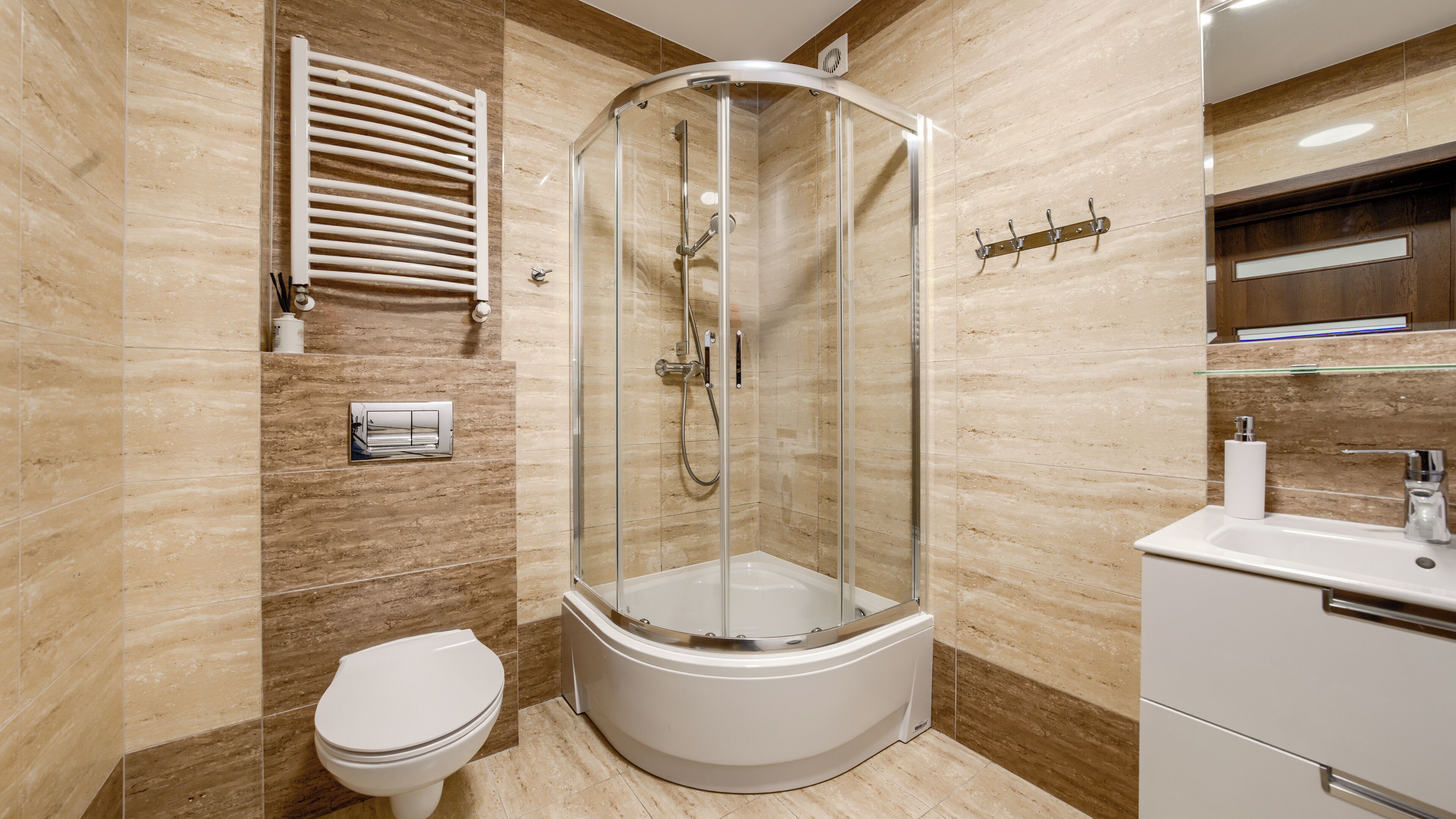 Apartment (3) | Bathroom | Shower, hair dryer, towels