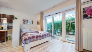 Een slaapkamer met een bed, bureau en uitzicht op de omgeving.