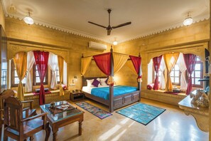 Suite Mewah | Selimut bulu angsa, busa memori, minibar, dan brankas