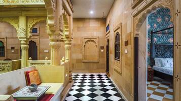 Cubrecamas, colchones con efecto memoria y minibar