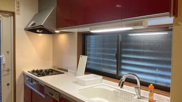 Huis, bijgebouw (Yuki An) | Privรฉkeuken | Een koelkast, een microgolfoven, een oven, een kookplaat