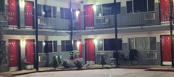 Sky-Palace Inn Hutchinson-Deluxe 2 Queen Bed NS 1 Queen and 1 Full Bed