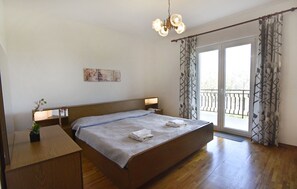3 bedrooms, desk, free WiFi, bed sheets - Simple and spacious three-bedroom apartment in Umag (Umag)