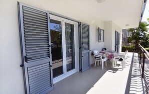 Outdoor dining - Simple and spacious three-bedroom apartment in Umag (Umag)