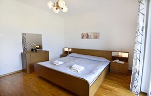 3 habitaciones, escritorio, wifi gratis y ropa de cama 