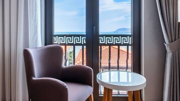 Standard Room | Minibar, in-room safe, desk, blackout drapes