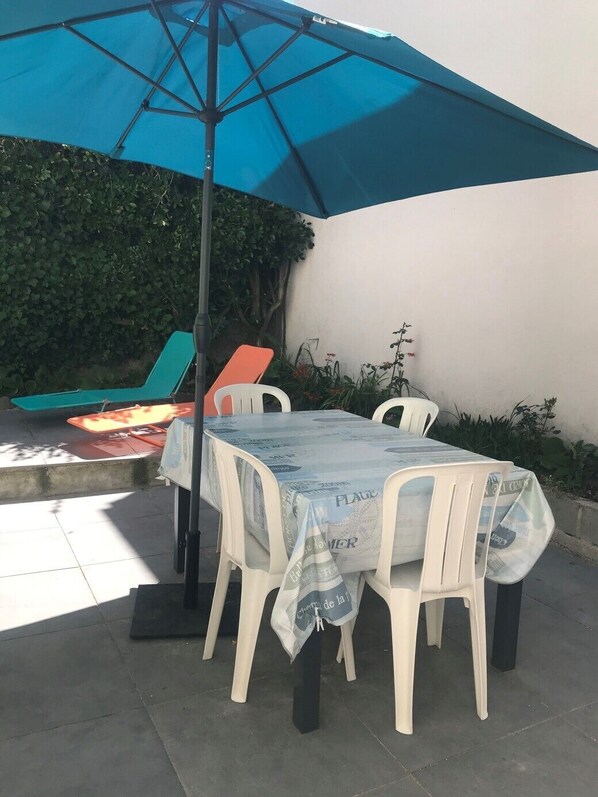 Outdoor dining - Small house in Val André, 50m from the sea (Pléneuf-Val-André)