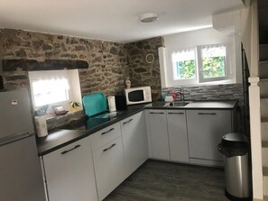 Fridge, microwave, stovetop, dishwasher - Small house in Val André, 50m from the sea (Pléneuf-Val-André)