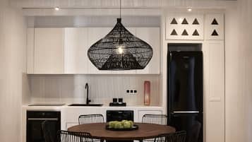 Refrigerador con freezer, horno, placa de cocina, lavavajillas