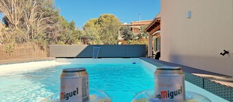 Vacation home with pool and beautiful property, just a few minutes' walk from the bay
