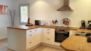 Frigorífico, microondas, horno y placa de cocina