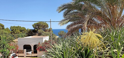 Vacation home with pool and beautiful property, just a few minutes' walk from the bay