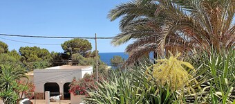 Vacation home with pool and beautiful property, just a few minutes' walk from the bay