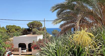 Vacation home with pool and beautiful property, just a few minutes' walk from the bay