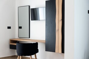 Comfort Studio | Individually decorated, individually furnished, laptop workspace