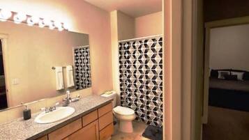 Combined shower/tub, jetted tub, hair dryer, towels