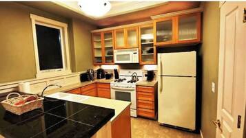 Réfrigérateur, four à micro-ondes, un four, surface de cuisson