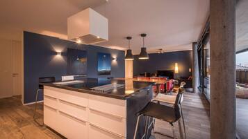 Réfrigérateur, micro-ondes, four, plaque de cuisson