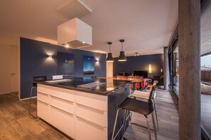 Fridge, microwave, oven, stovetop - Central luxury apartment with stunning views, lift access and wellness area (Matten bei Interlaken)