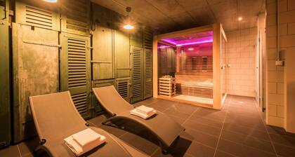 Central luxury apartment with stunning views, lift access and wellness area