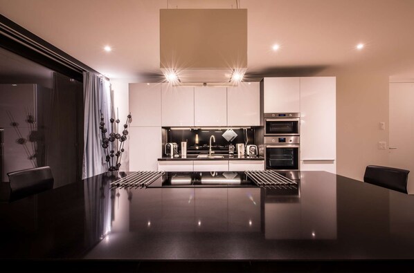 Réfrigérateur, four à micro-ondes, un four, surface de cuisson