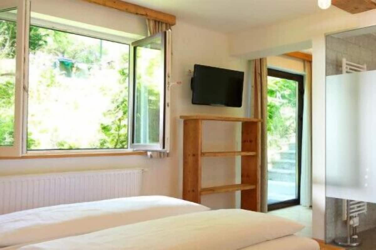 Studio 2 | Individually decorated, individually furnished, bed sheets
