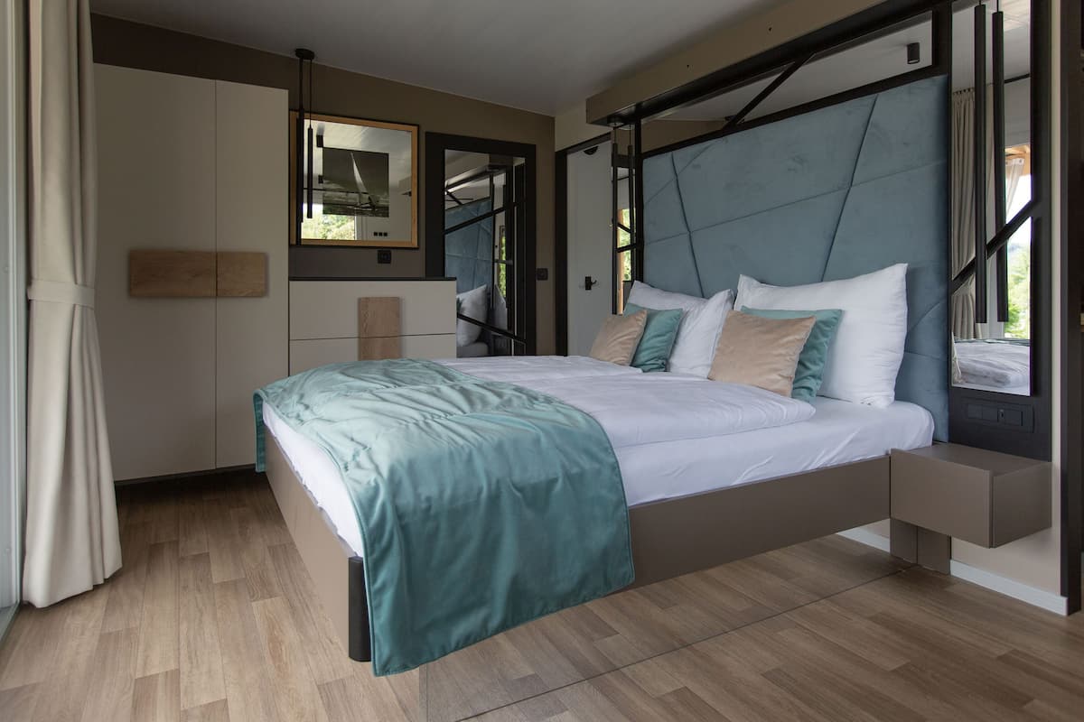 Cube 2 | Individually decorated, individually furnished, bed sheets