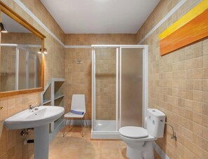 Ein Badezimmer mit Waschbecken, Toilette und Dusche.