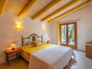 6 bedrooms, iron/ironing board, free internet