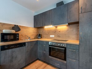 Kühlschrank, Mikrowelle, Ofen, Geschirrspüler