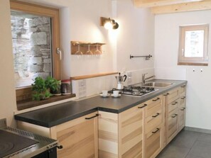 Kühlschrank, Hochstuhl, Kochgeschirr/Geschirr/Besteck, Esstisch