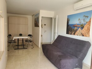 TV - FREJUS Plage La Miougrano Air-conditioned studio of 29 m2 for 2 adults and 2 children, swimming pool, high speed WIFI and parking (Fréjus)