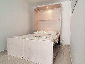 Tabla de planchar con plancha, wifi, ropa de cama