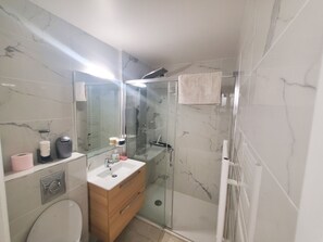Dusche, Haartrockner, Handtücher